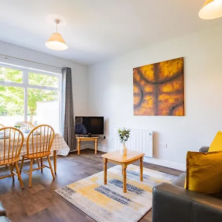65 - Spacious Three Bed Апартаменты