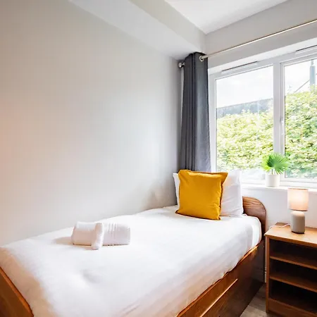 65 - Spacious Three Bed * Голуэй
