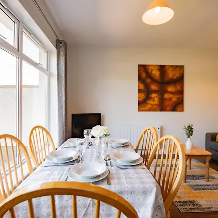 65 - Spacious Three Bed Голуэй