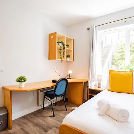 65 - Spacious Three Bed Apartman Galway