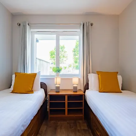 Apartment 65 - Spacious Three Bed *